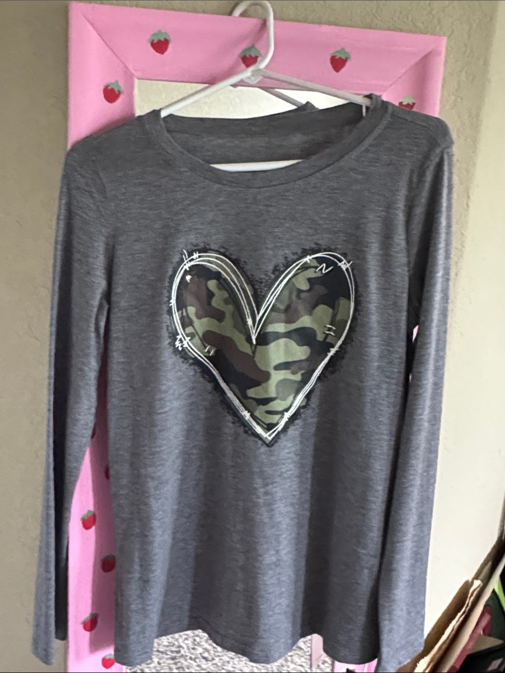 NWT W SZ M Gray Long-Sleeve Heart Camo Top